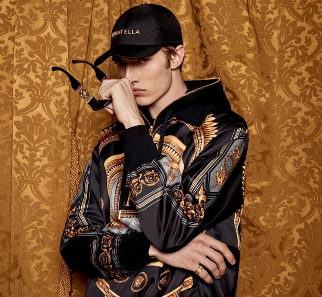 В компании Беллы Хадид: Лаки Блю Смит стал лицом мужской линии KITH x Versace