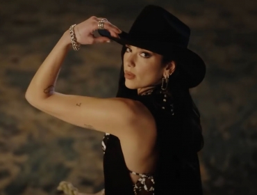 Дуа Липа оседлала быка в музыкальном видео "Love Again"