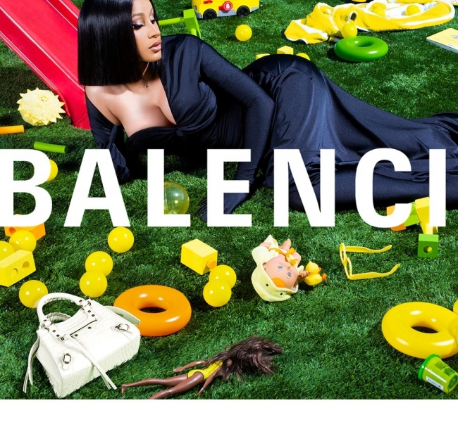 Красуется рядом с Лувром: Cardi B возглавляет последнюю кампанию Balenciaga