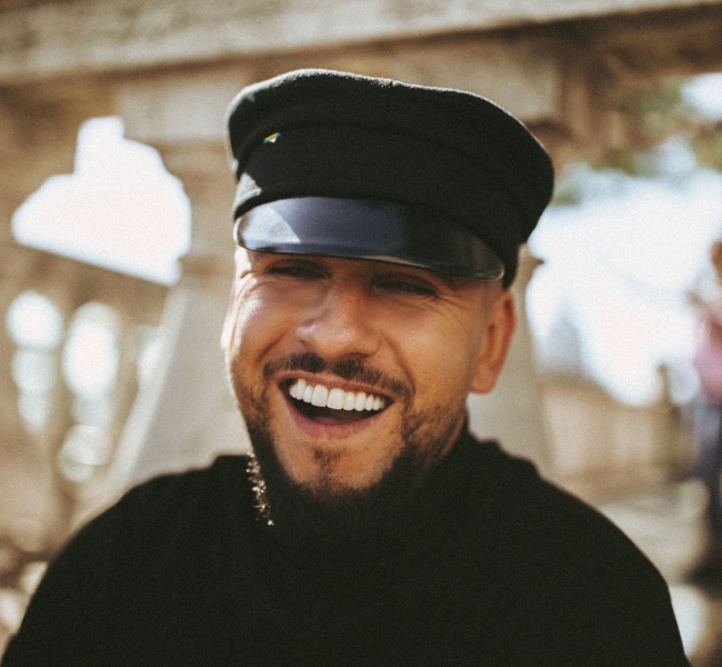 MONATIK «Зашивает душу»: пленочная камера, легендарная локация и запрещенные прыжки в новом видео