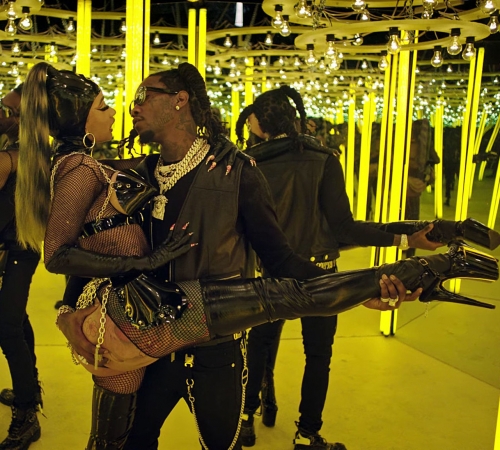 Семейное воссоединение: Cardi B танцует тверк на коленях у своего мужа Offset в клипе Clout