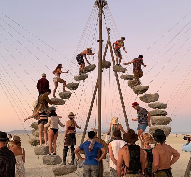 Лучшие инсталляции и костюмы гостей на фестивале Burning Man 2019