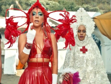 Леди Гага выпустила безумное музыкальное видео "911". В нём происходит что-то непонятное