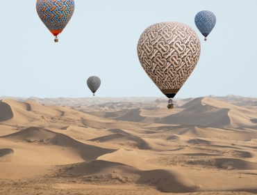 Невероятный масштаб! Burberry разрисовали пустыню, парусники и воздушные шары монограммой