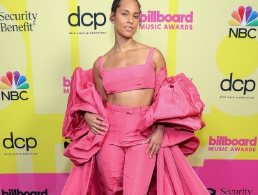 Много розового и знаменитости на красной дорожке Billboard Music Awards 2021