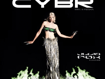Julia Fox – космічна злодійка на обкладинці журналу CYBR