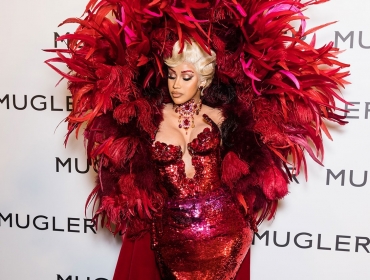 Новая королева гламура: Невероятные образы Cardi B с парижской Недели Моды
