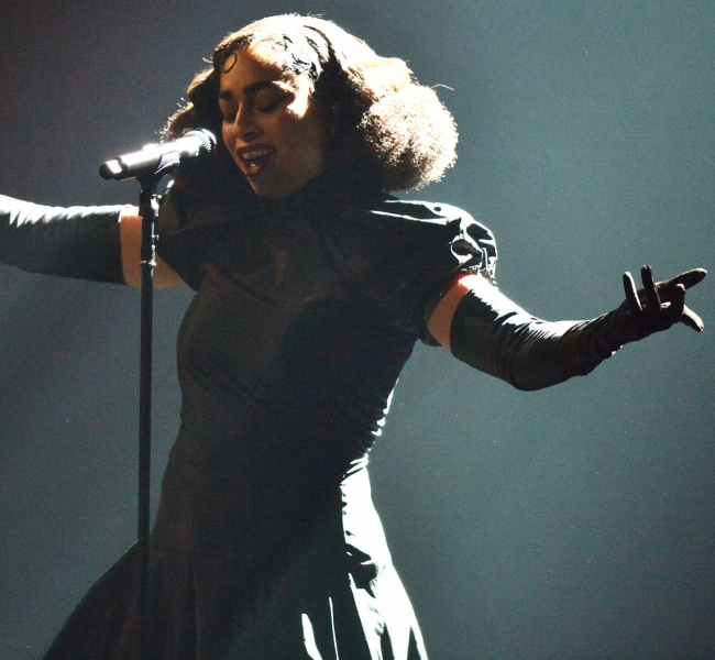 Одна из лучших начинающих певиц Британии Celeste представила роскошную песню Little Runaway