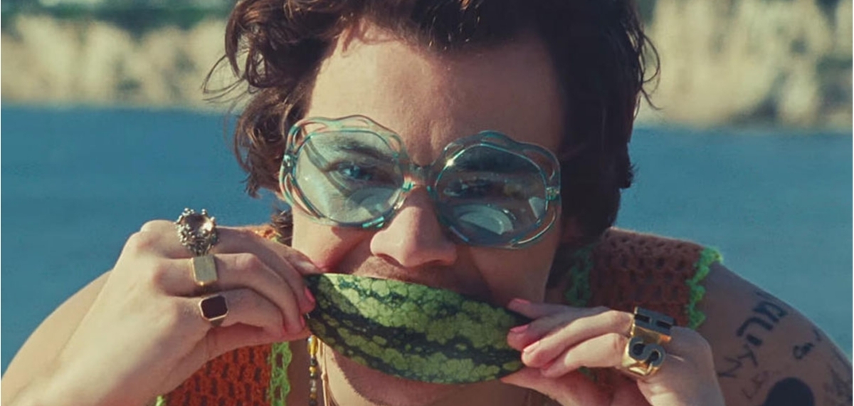 Тем временем Гарри Стайлс кормит арбузом красоток на пляже в новом клипе Watermelon Sugar