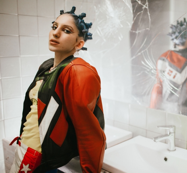 Секретная рэп-рейв тусовка, дерзкие образы и новое звучание: премьера клипа Nino Basilaya