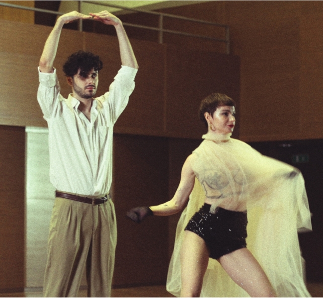 Сегодня ты наденешь красное платье: Смотрим интригующее и странное видео от дуэта Astronata