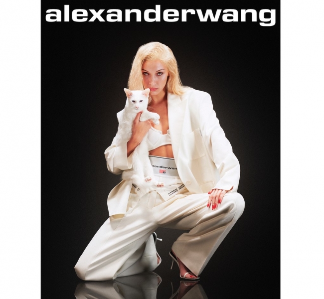 Белла Хадид захватывает Нью-Йорк в роли Статуи Свободы в кампании Alexander Wang