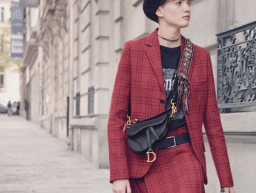 Круизная коллекция Dior представляет новые итерации культовых сумок Saddle Bag и Tote Book