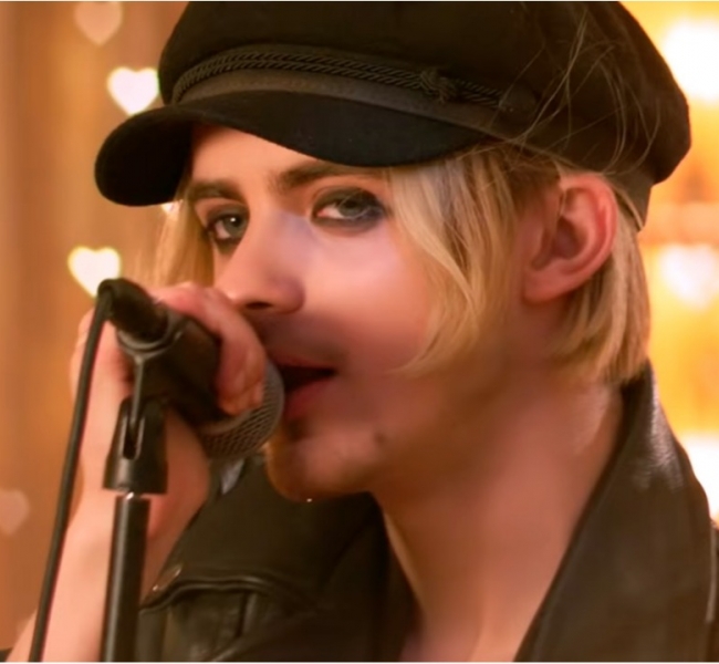 Дрянные девчонки, секси-училка, ботан и другие клише американских школьных комедий в новом клипе «Пошлой Молли»