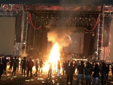 Как нельзя вести себя на концертах. И вообще нигде: На фестивале Knotfest взбешенная толпа уничтожила инструменты Slipknot и Evanescence