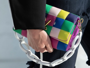 Оптимизм и радость: Яркие сумки и смелые сапоги в круизной коллекции Louis Vuitton
