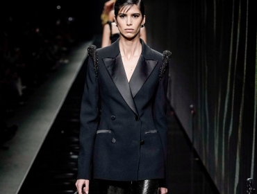 Back to Black: Versace удивили всех и представили роскошную чёрную коллекцию