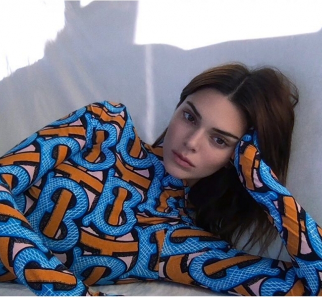 Кендалл Дженнер стала лицом новой коллекции Burberry, сняв кампейн самостоятельно