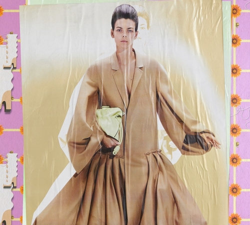 Loewe вместо показа разослали инфлюенсерам огромные плакаты. Выглядит очень круто