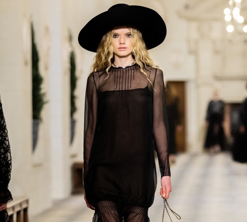 Chanel представили коллекцию Métiers d'Art 2020, вдохновленную ​​французскими королевами