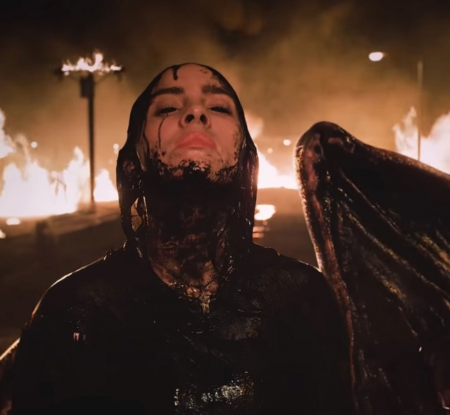 Почти Люцифер: Билли Айлиш падает с неба, пачкается и все сжигает в новом клипе