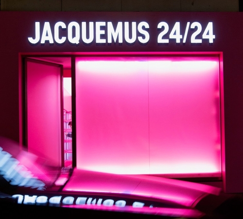 В стиле автоматов с едой: JACQUEMUS открыл розовый поп-ап-стор
