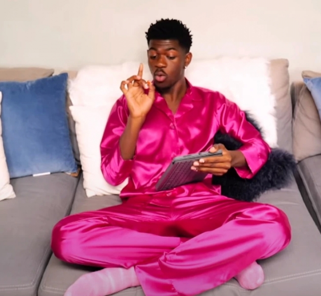 Ответ на гомофобию: Lil Nas X совершил эпический побег из тюрьмы в клипе Industry Baby