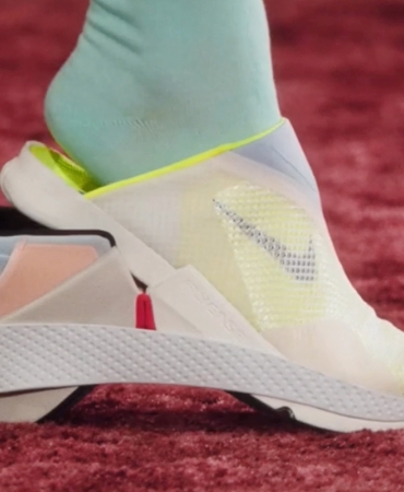 Nike взорвали сети новой моделью кроссовок. Их можно обувать «без рук»