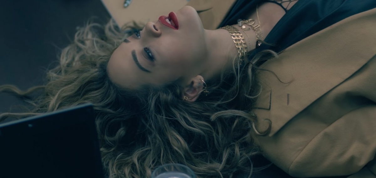 Rita Ora устроила грязные танцы в новом видео 