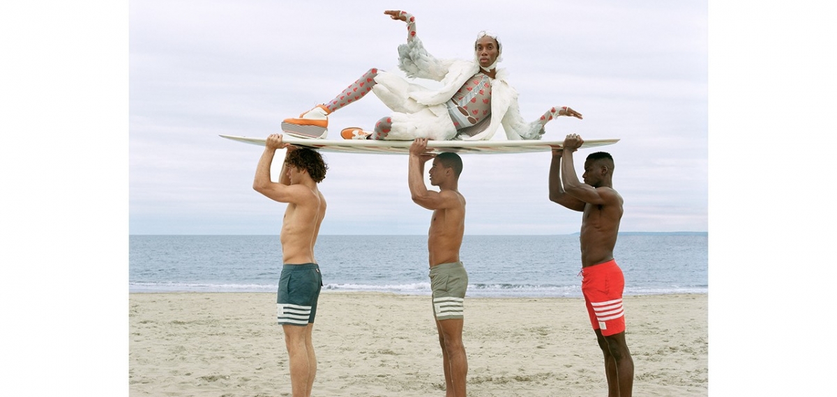 Игривые пляжники: Thom Browne отправляется на побережье в последнем лукбуке