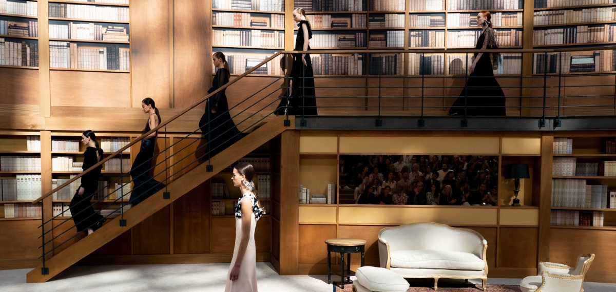 Твид, драпировки и тихая элегантность: Виржини Виар представила первую собственную кутюрную коллекцию Chanel