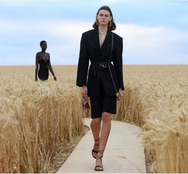 Jacquemus устроили показ в пшеничном поле на гигантском подиуме и снова покорили мир моды