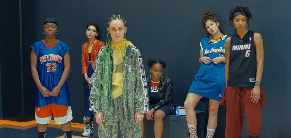Битва полов: ночной баскетбол, пять языков и три приглашенных артиста в новом дабл-видео Alina Pash