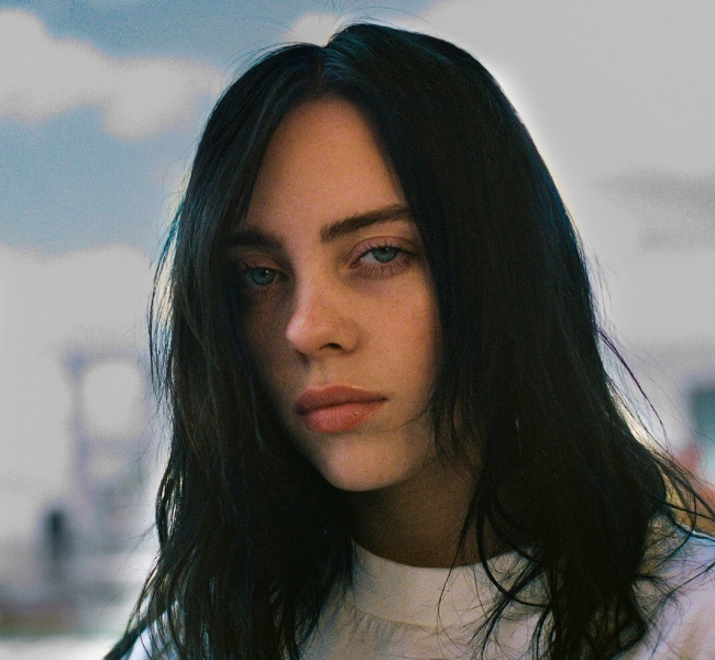 В шкафу у звезды: Billie Eilish эксклюзивно продемонстрировала свой яркий и смелый гардероб