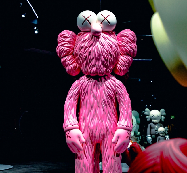 #Exhibиционизм: Рассказываем о самом популярном художнике современности KAWS и его новой выставке в Гонконге