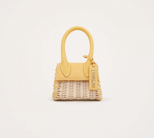 Те самые микро-сумочки: Jacquemus представили самые модные летние аксессуары