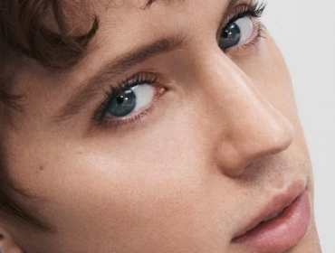 Troye Sivan представляє нову туш «Eyephoria Rockstar» від Rabanne