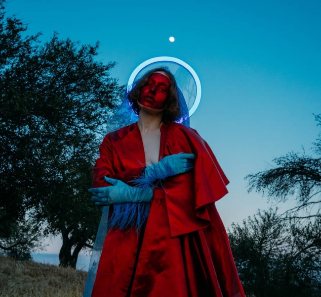 «Мне нравится, если вам некомфортно»: Знакомьтесь, небанальная и прекрасная американская певица Vōx