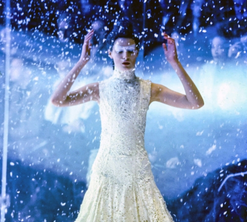 Взгляд в прошлое: Самая сказочная коллекция Alexander McQueen 1999 года