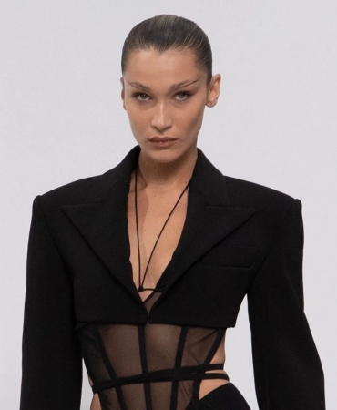 История моды это запомнит: Белла Хадид стала цифровым кентавром в фильме Mugler