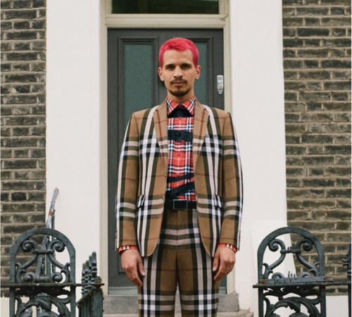 Burberry представили очень красивую коллекцию. Фото для лукбука делали возле реальных домов моделей