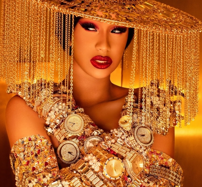 Cardi B стала экспонатам музея в новом откровенном видео Money