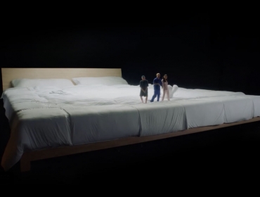 В гигантской постели: Селена Гомес, Бенни Бланко, Тайни и Джей Бальвин дурачатся в новом клипе I Can’t Get Enough