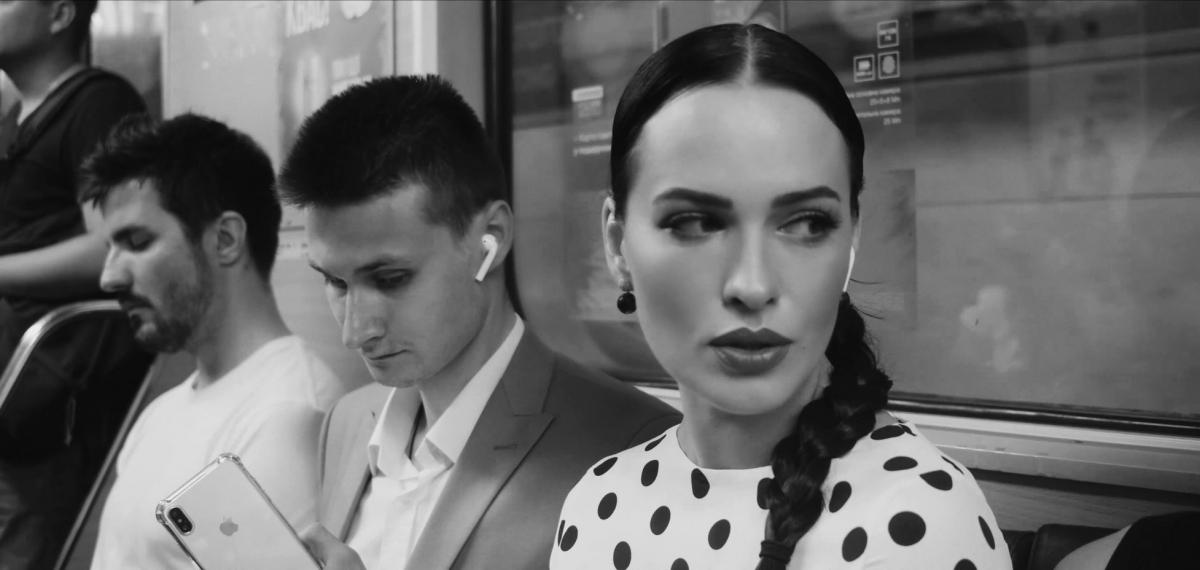 Обережно, двері зачиняються: Даша Астафьева выпустила новое видео из серии «Киевских историй», снятое в метро