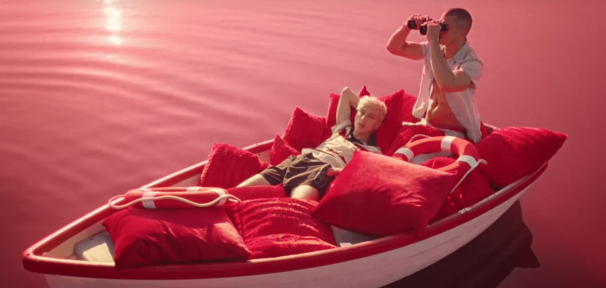 Мальчик + Мальчик + Море: Troye Sivan резвится на пляже в новом видео «Lucky Strike»