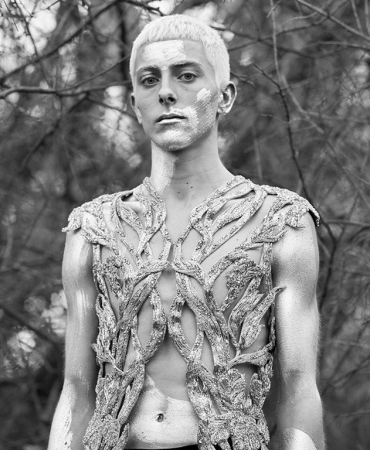 Великолепный модерн и утонченные мужчины в лукбуке новой коллекции Alexander McQueen