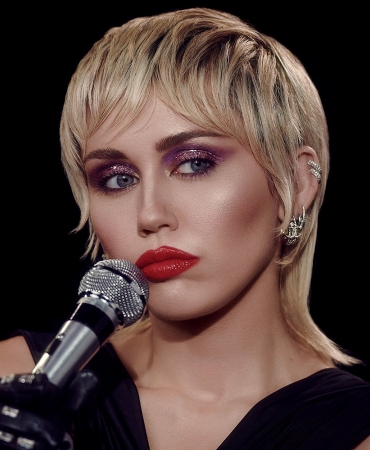 Майли Сайрус выпустила седьмой альбом «Plastic Hearts». И он действительно шикарный