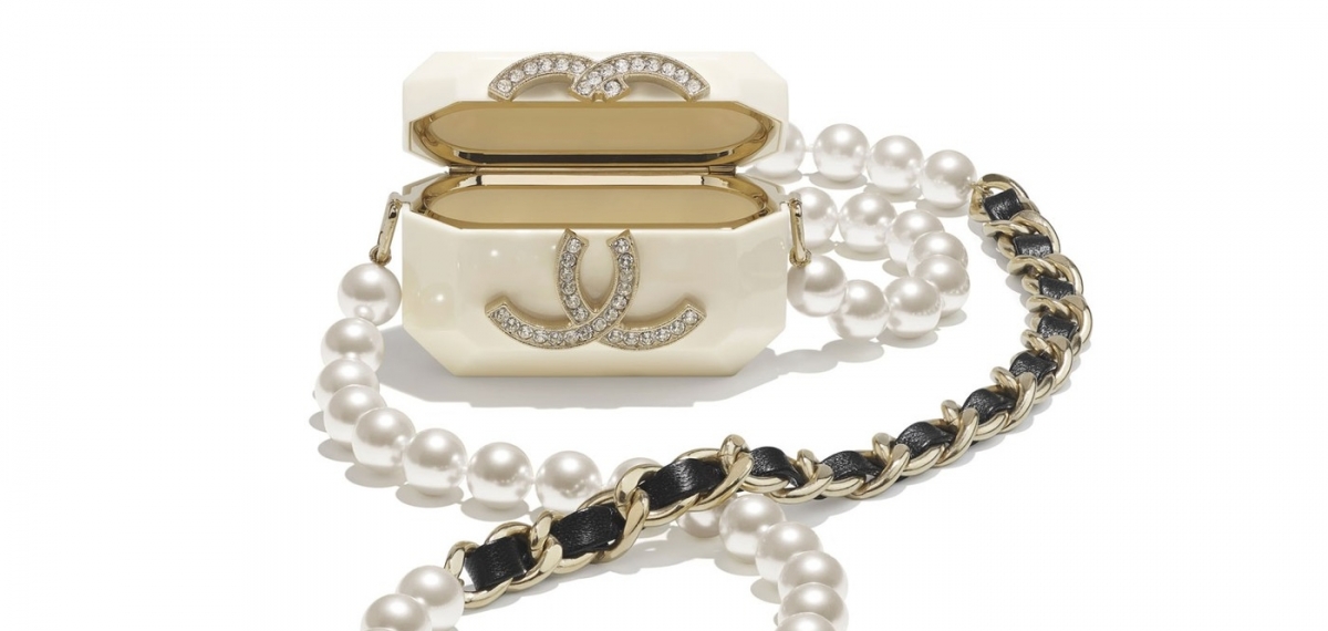 Мечта лета: Чехлы и ожерельях для AirPods от Chanel