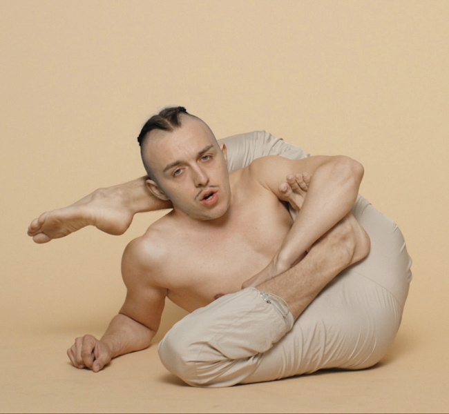 Эротические кошмары, постсоветский треш и усики: Почему Томми Кэш стал одним из самых уникальных артистов современности