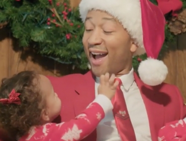 А Merry Little Christmas в исполнении Джона Ледженда в новом уютном видео